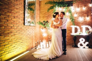 Фотозона на свадьбе D&D. Ретролампочки на свадебном торжестве создают особую уютную атмосферу