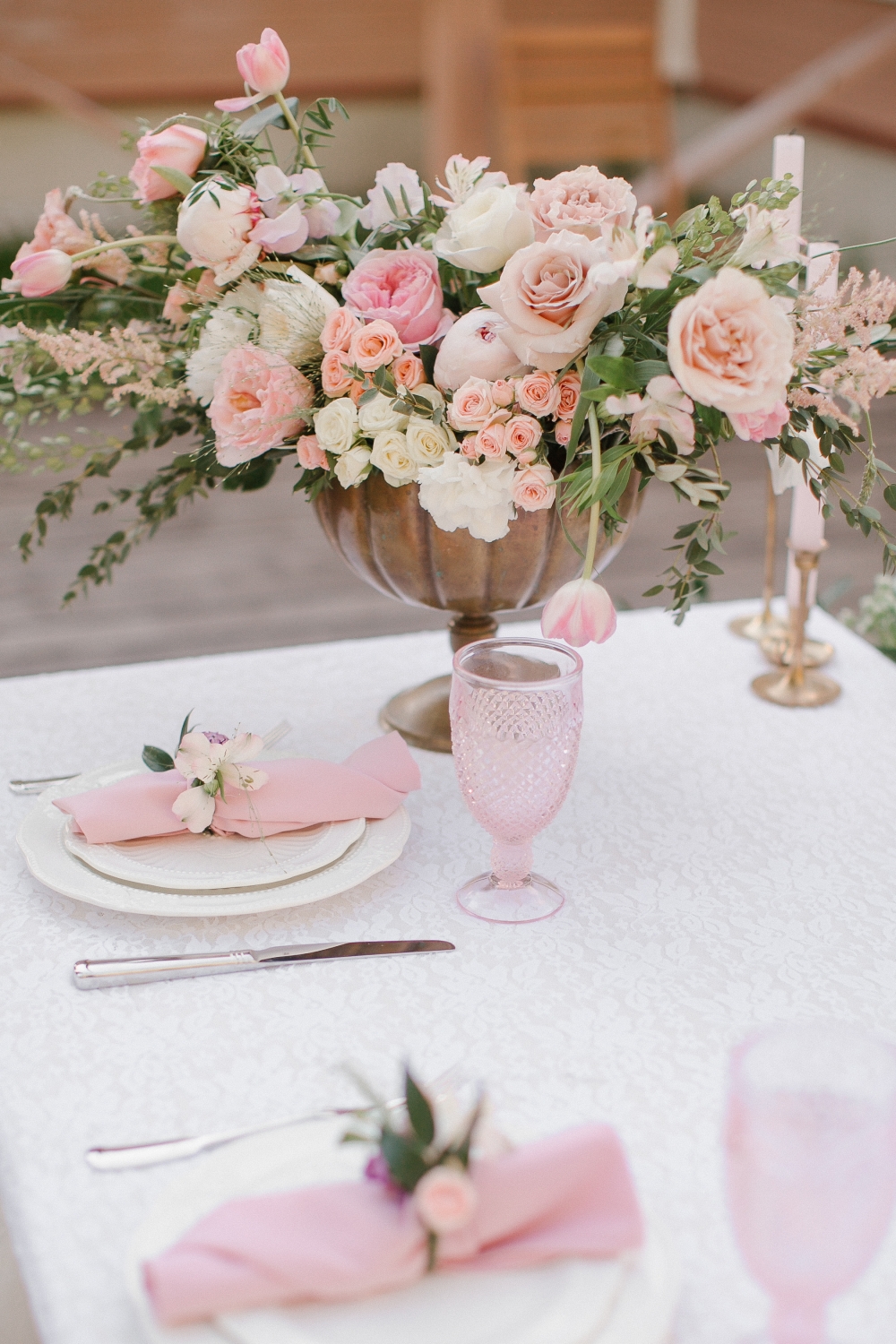 Оформление свадьбы в нежно-розовых оттенках под открытым небом на природе