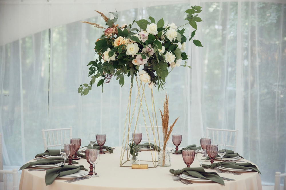 Цветочные композиции на столы гостей в эко силе от студии декора AP Decor. Свадьба в шатре Лес Event House в эко стиле