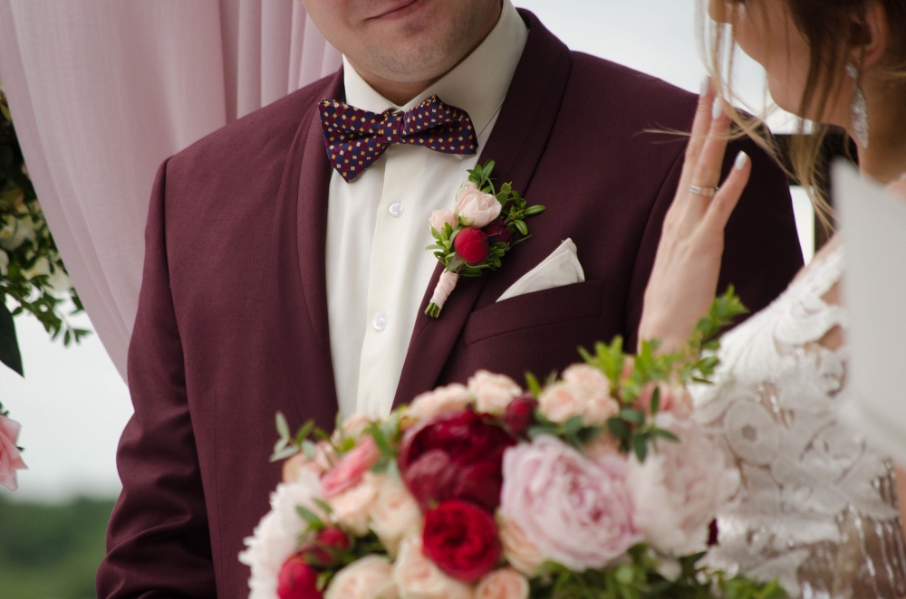 Цветочный жених. Костюм жениха. Жених в бордовом костюме с невестой. Бордовый свадебный костюм. Свадьба в бордовом цвете жених.