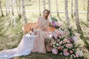 Утро невесты. Красивые, неспешные утренние сборы невесты на природе.