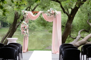 Выездная церемония у пруда