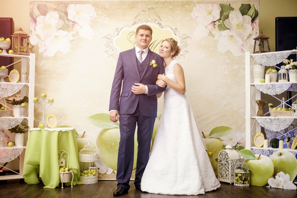 Фотозона для свадьбы в яблочной тематике