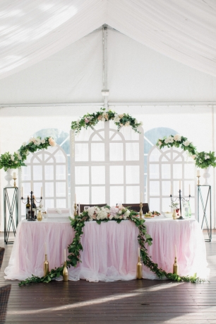 Легкое, нежное оформление президиума