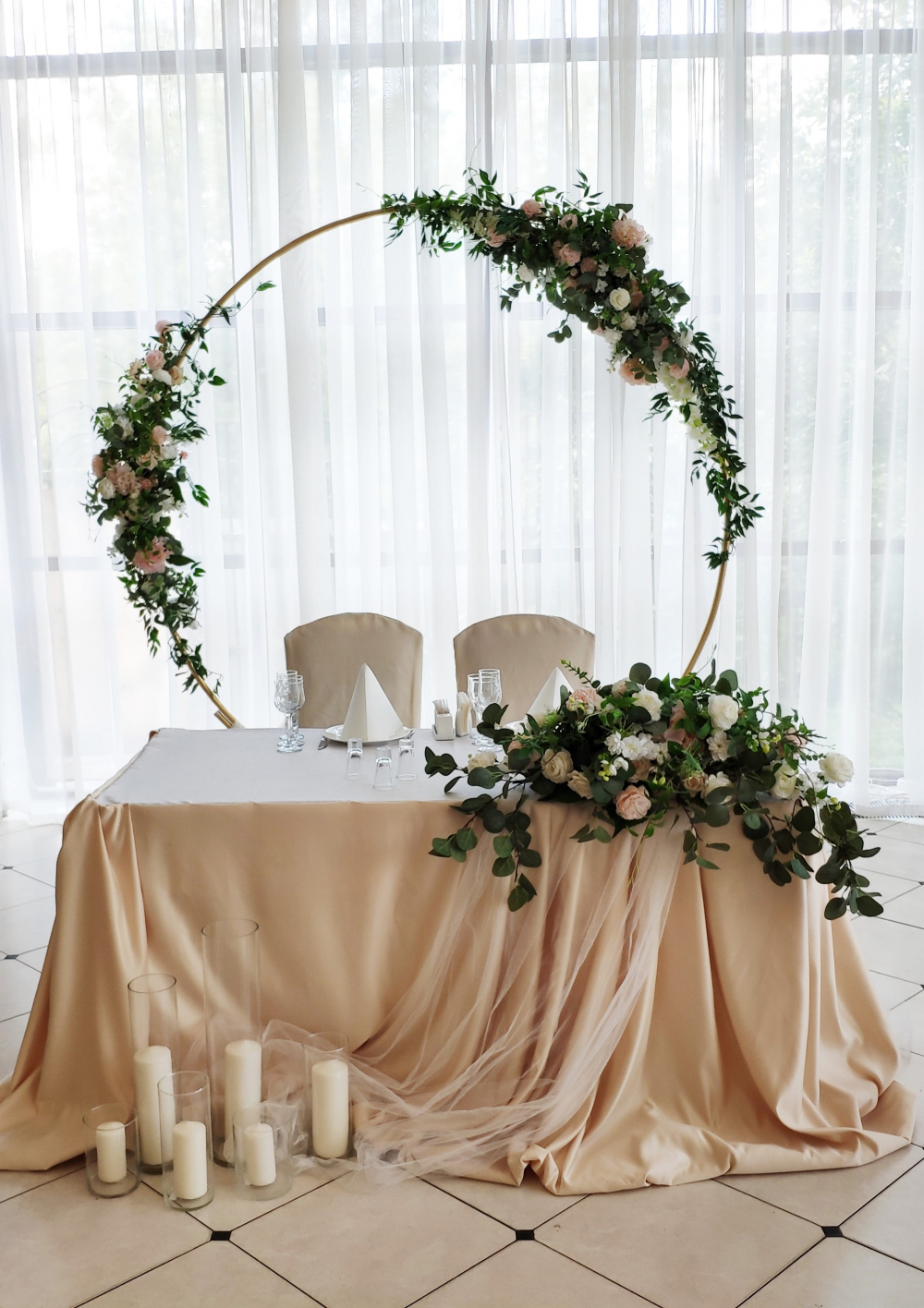 Оформление и декор стола президиума жениха и невесты