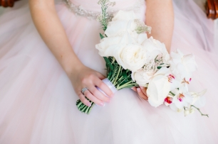 Романтика камерной свадьбы. Букет невесты