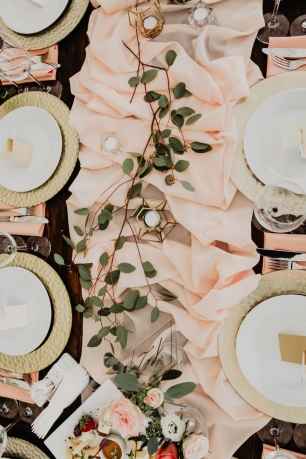 Сервировка в нежных тонах