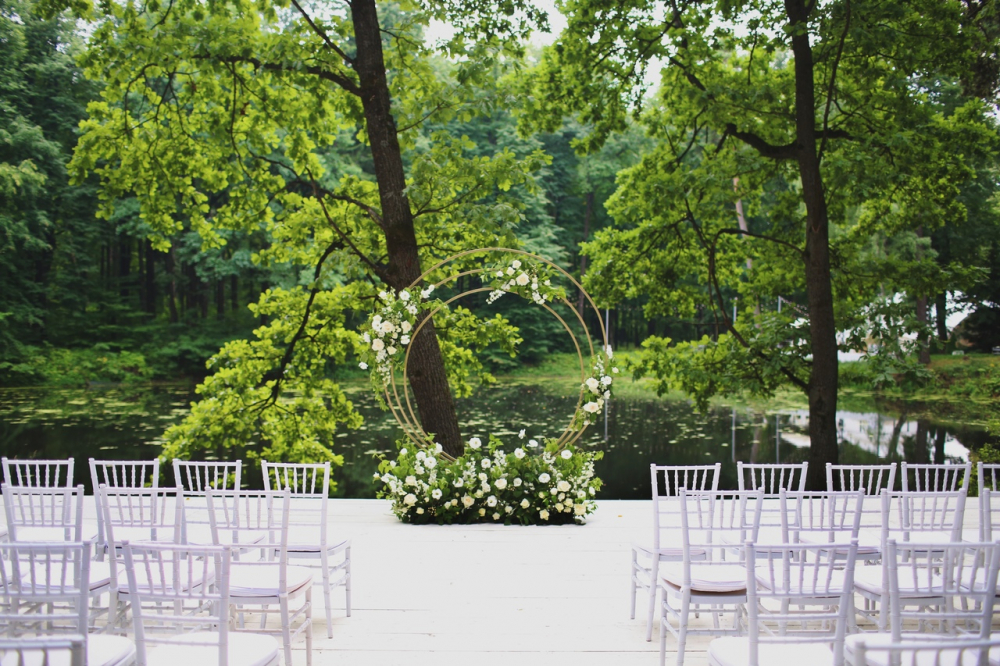 Бело-зеленая свадьба.
Свадьба в шатре.
Свадьба в Лес Event House.