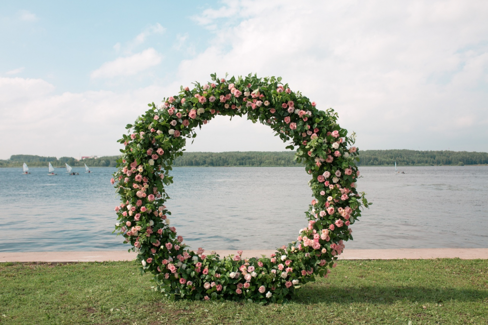 Нежно-голубая свадьба с яркими акцентами.
Свадьба  в яхт-клубе.
Круглая арка.
Свадебная арка.
Выездная церемония.