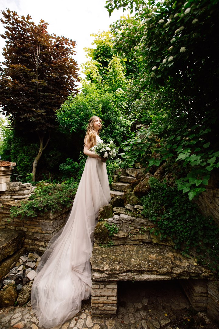 Невеста, букет невесты в бело-зеленой гамме.