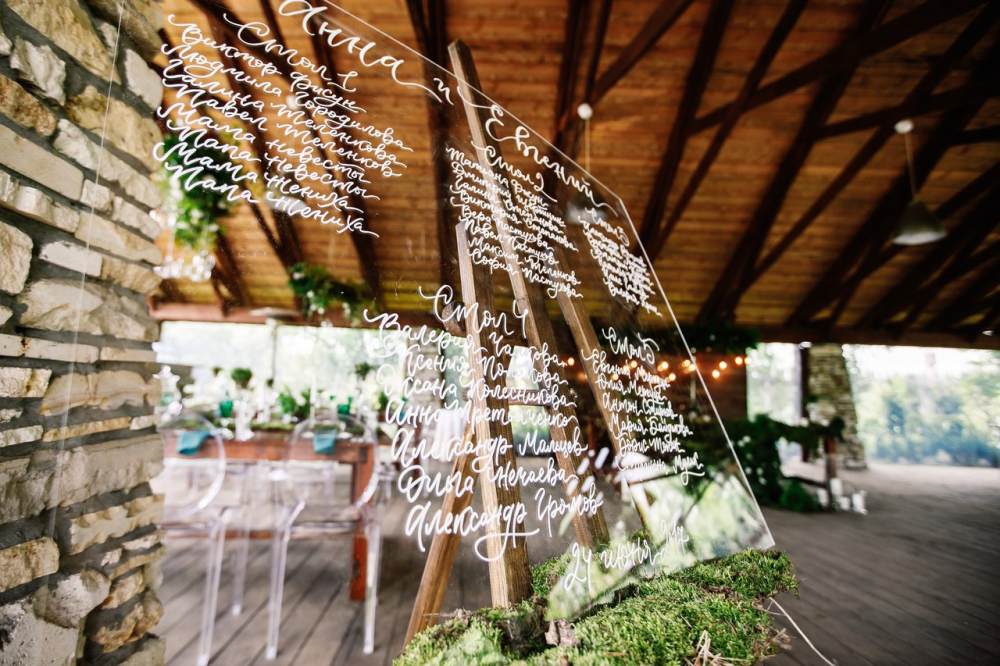 План рассадки на орг стекле, роспись каллиграфом.