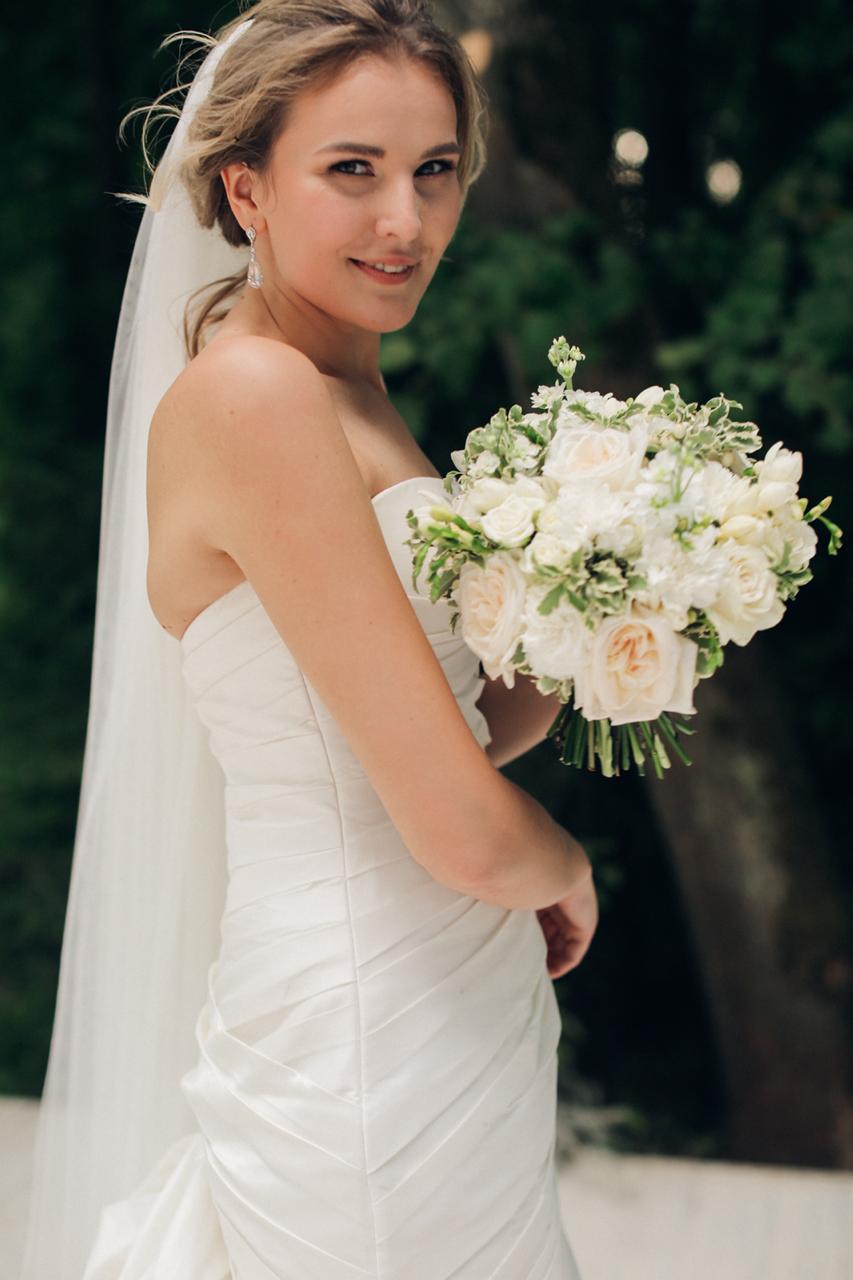 Букет невесты, бело-зеленая свадьба.
Свадьба в Лес Event House.