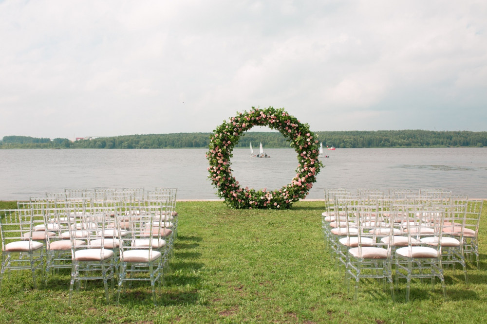 Нежно-голубая свадьба с яркими акцентами.
Свадьба  в яхт-клубе.
Свадебная арка.
Круглая арка.
Выездная церемония.