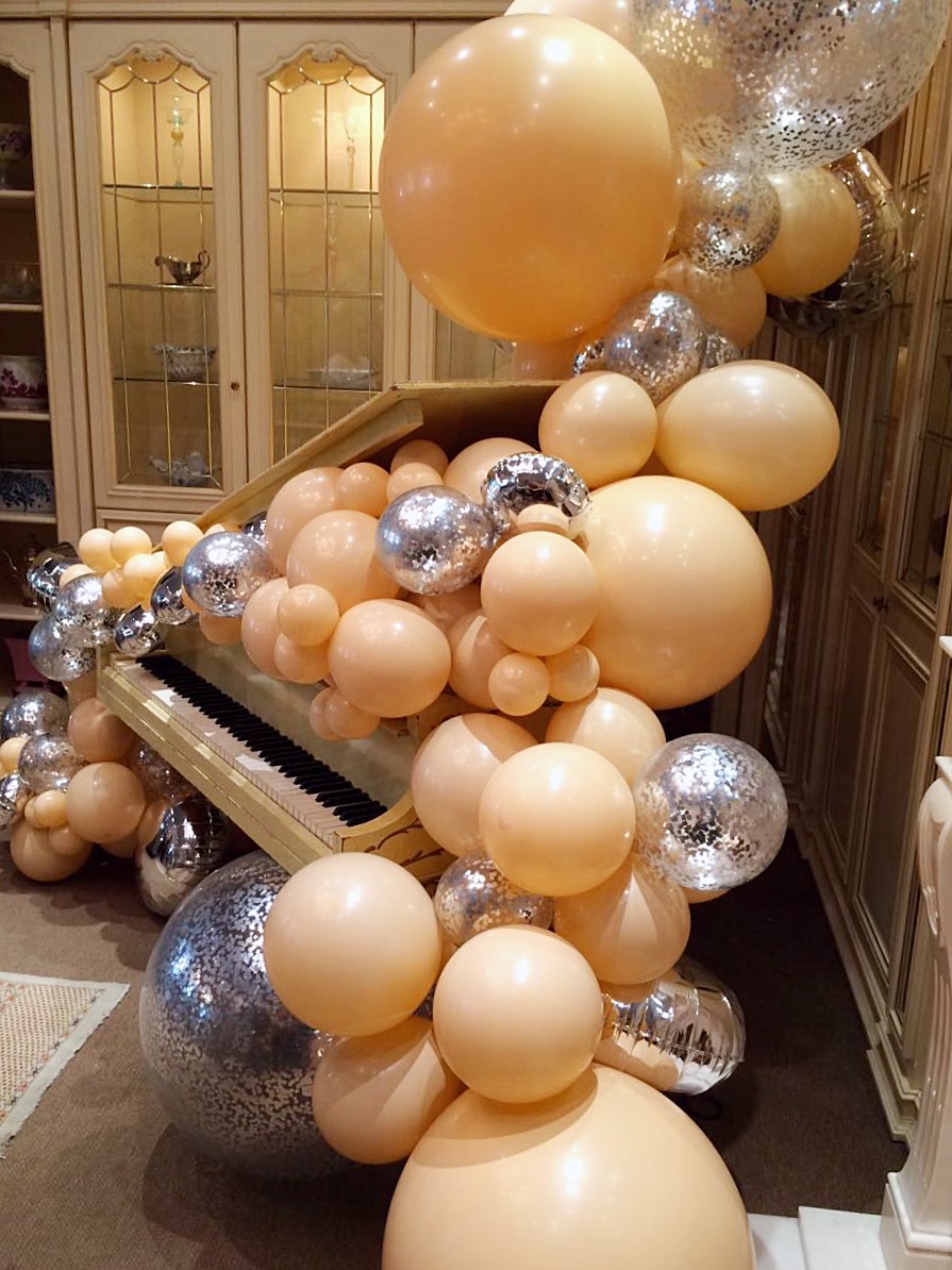 Фото зона с роялем