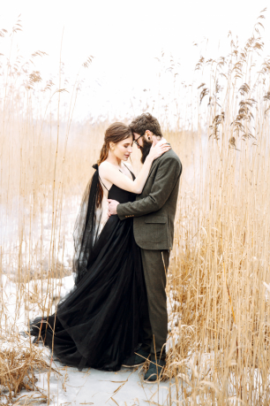 Зимняя Love story, невеста в черном платье.