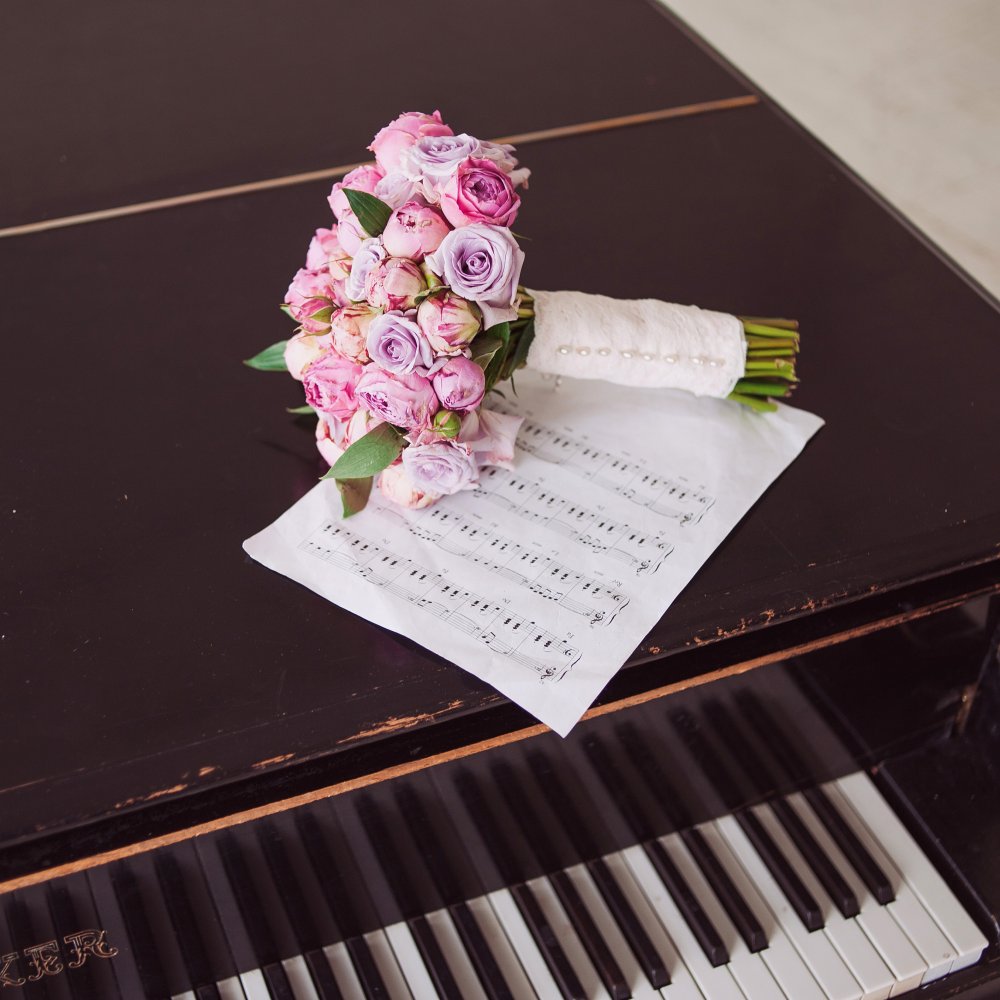 Букет невесты на фортепиано