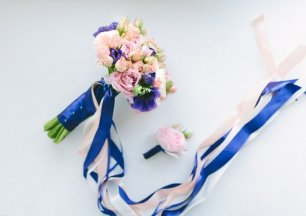 Букет невесты, украшенный атласными лентами
