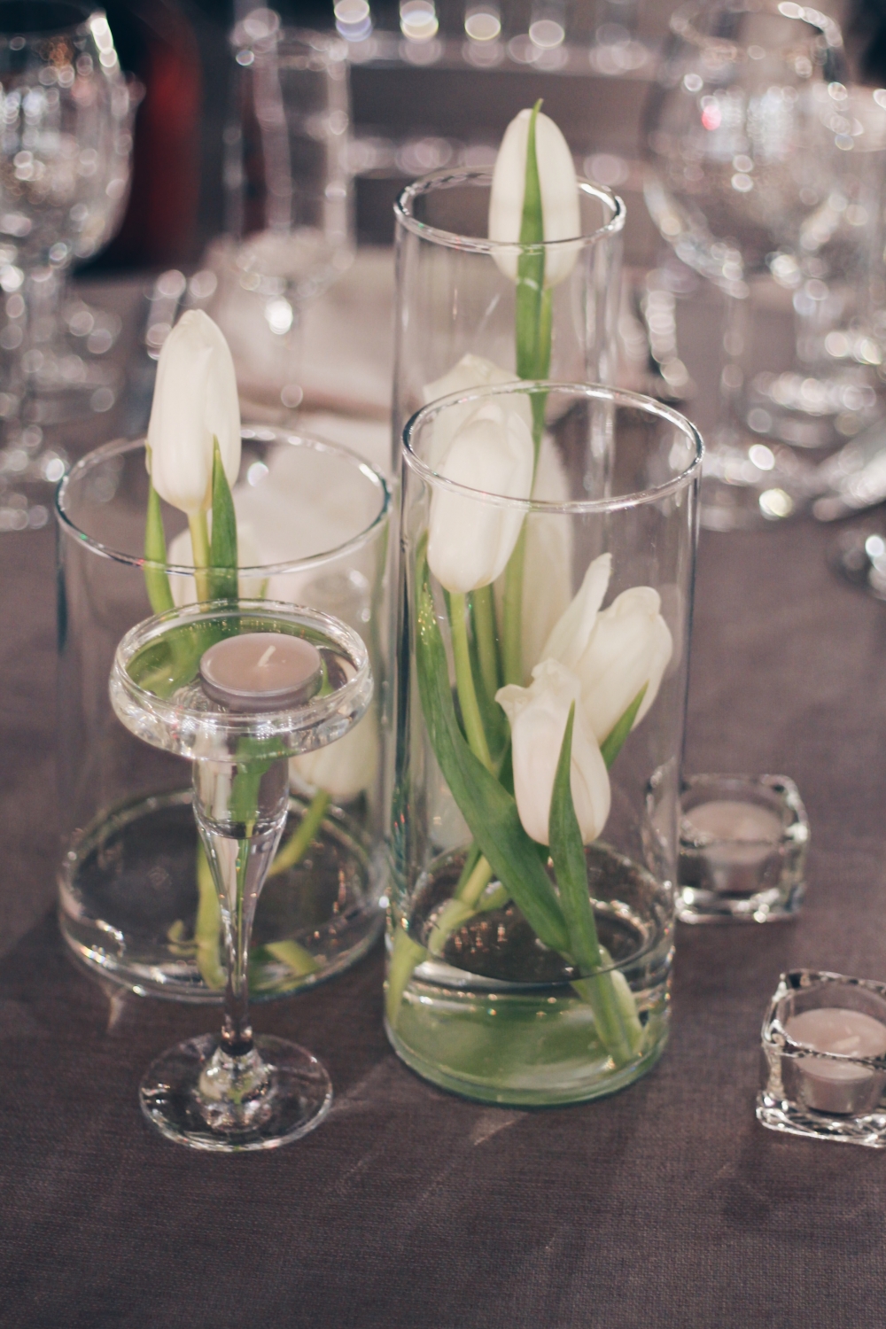 Разноуровневая композиция с тюльпанами