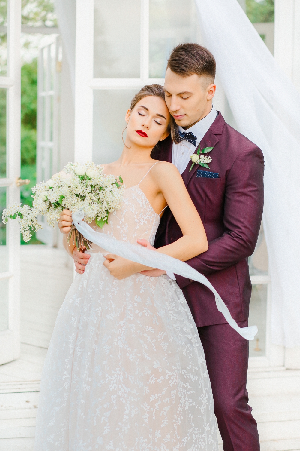 Длинные шелковые ленты на букете невесты