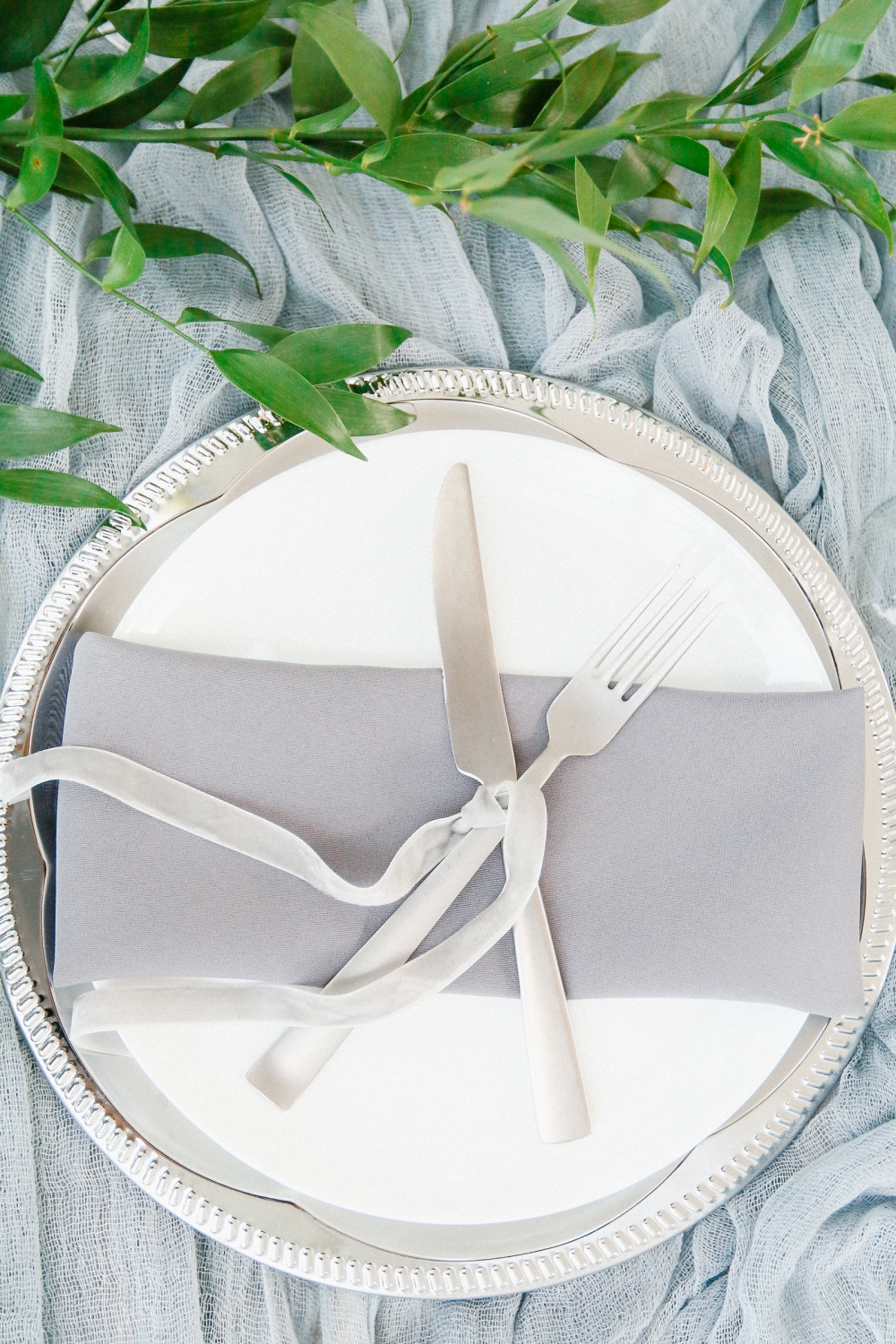 Минималистичное серое оформление стола