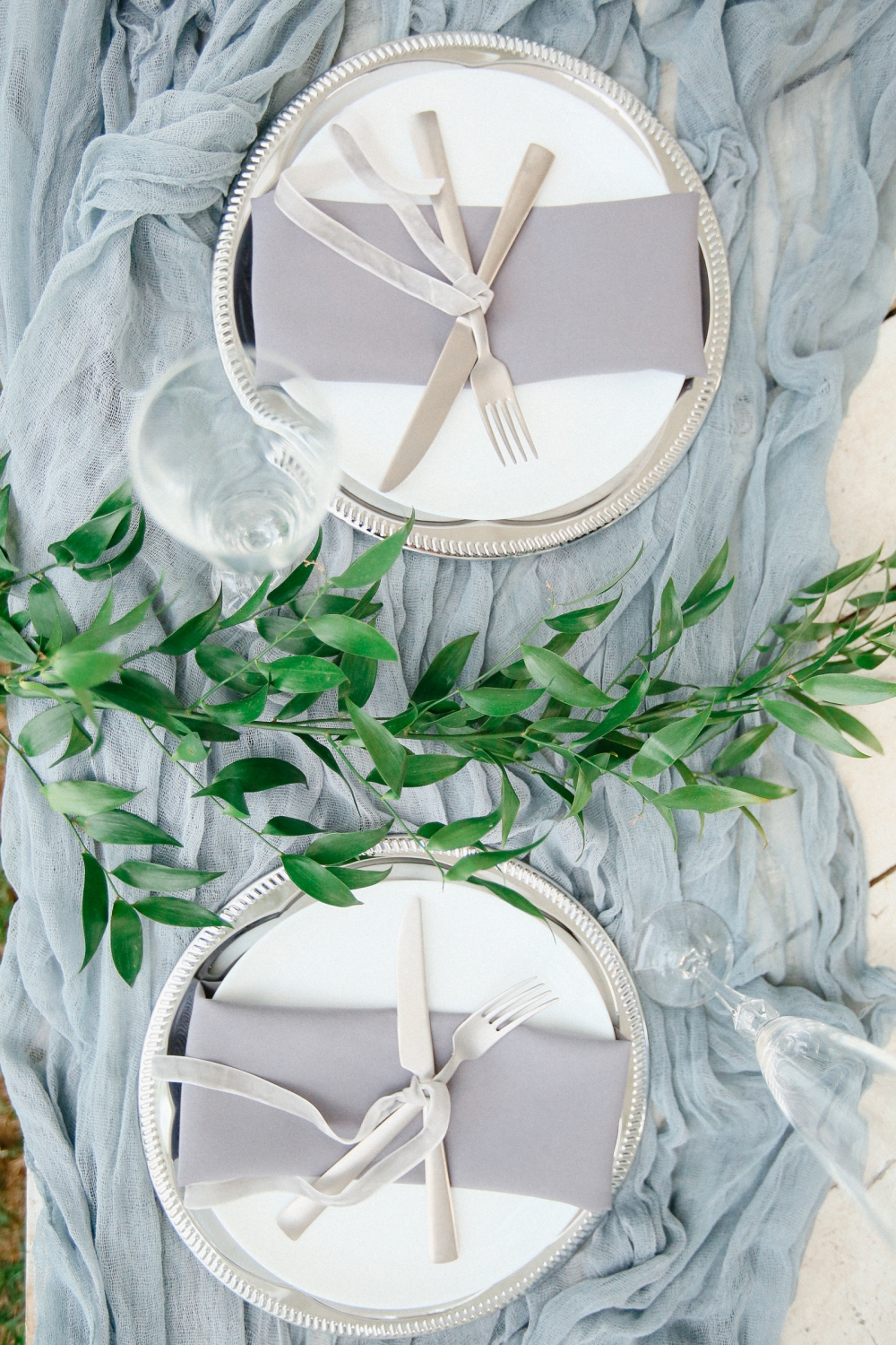 Минималистичная серая сервировка