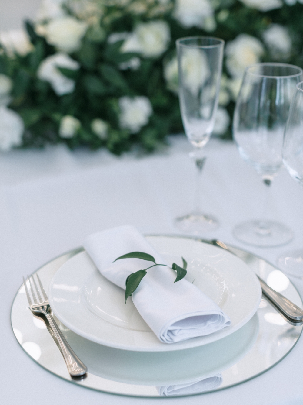 Белоснежная сервировка с зеркальным подтарельником