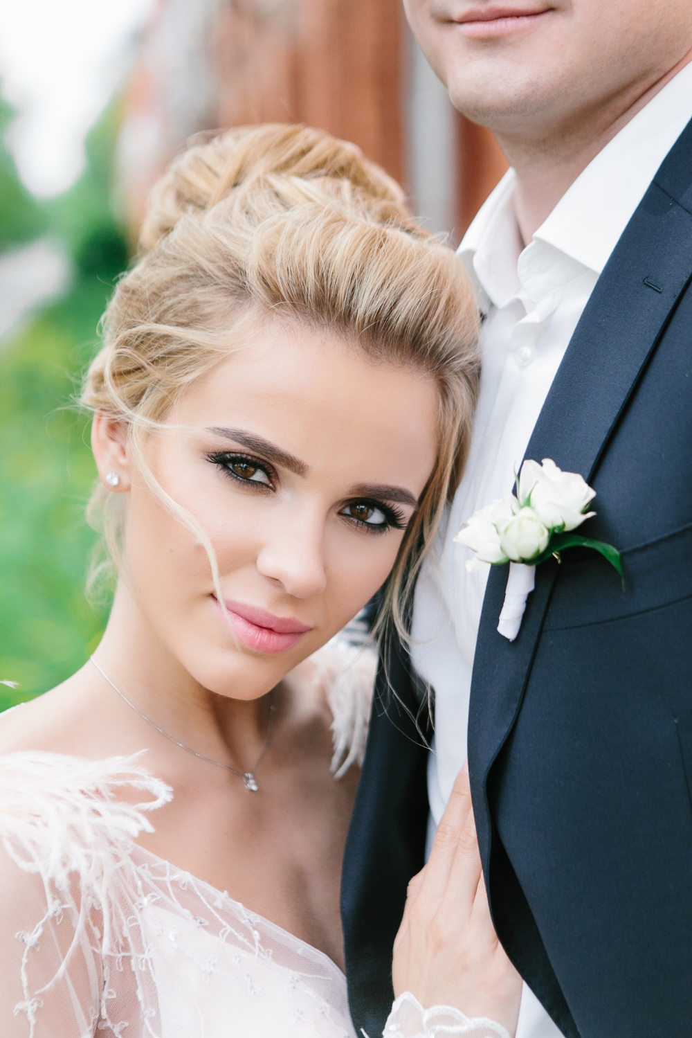 Классическая бутоньерка с белыми розами