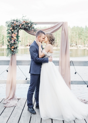 Выездная регистрация на берегу озера