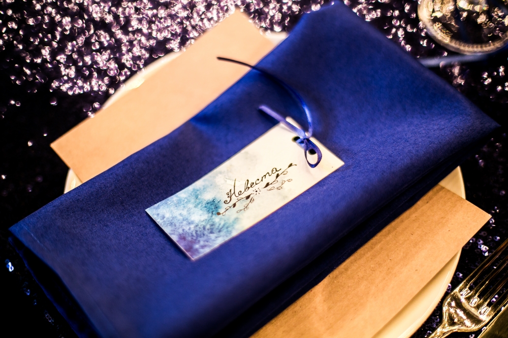 Симпатичные акварельные карточки для рассадки добавили легкости в созданной атмосфере глубокого синего.