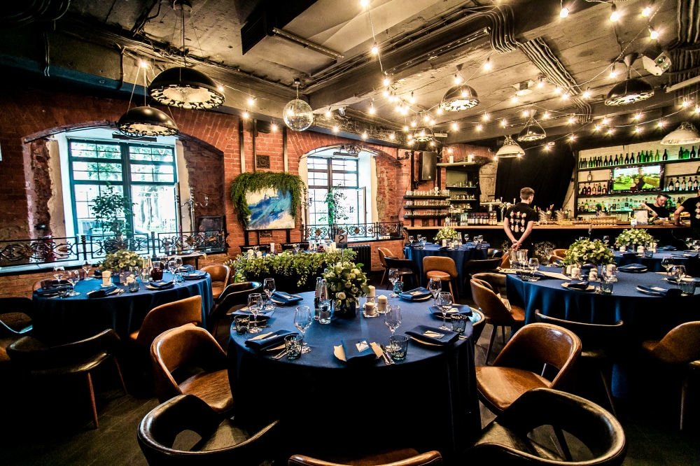 Сочетая звездный синий оттенок с зеленью, нам удалось создать чарующую атмосферу сказки.