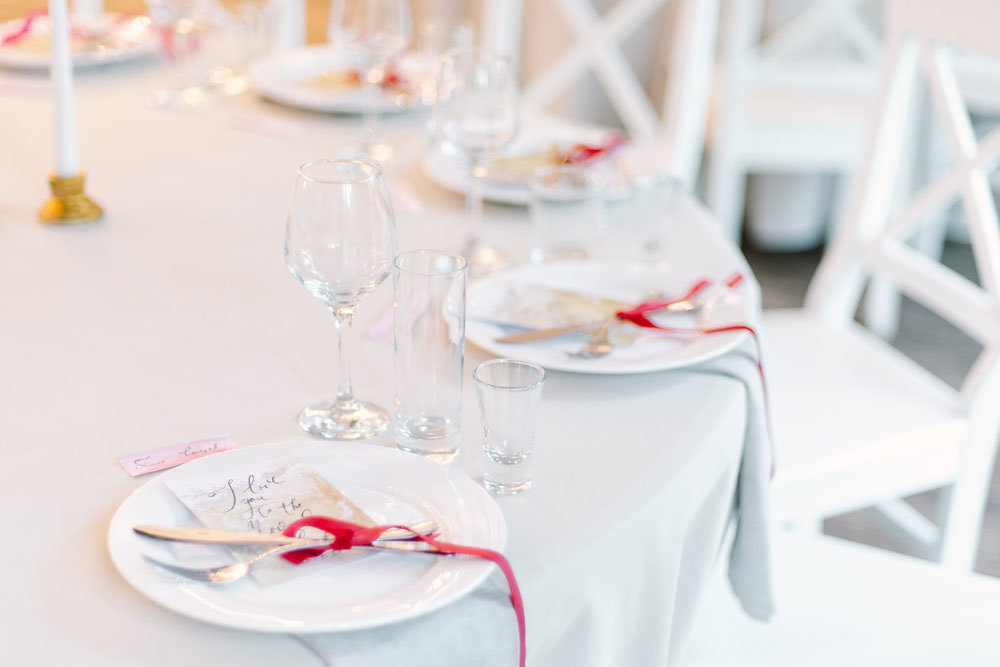 Сервировка столов гостей