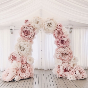 Свадебная арка из пионов