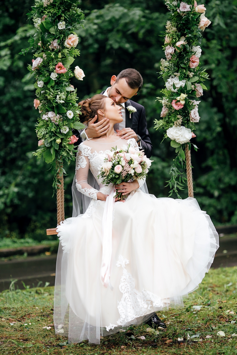 Декор свадебной фотосессии- веревочные качели
