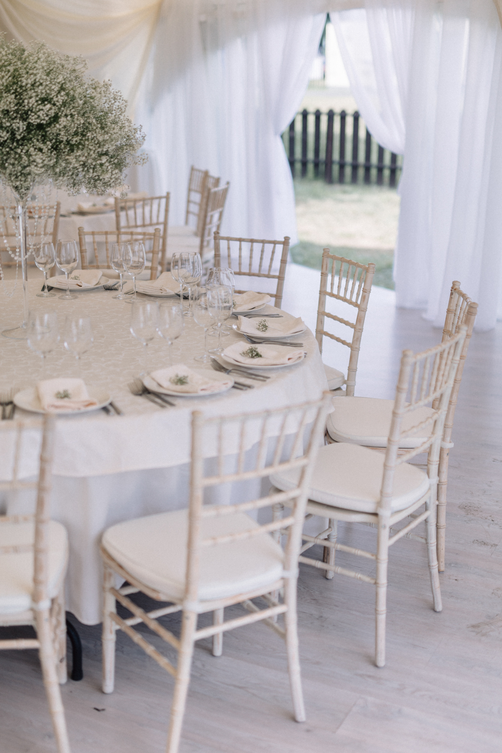 столы гостей. Гипсофиловая свадьба