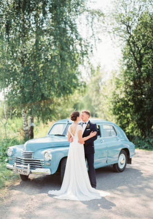 как выбрать транспорт на свадьбу, ретро автомобиль на свадьбе, декор WHITECAMELIA