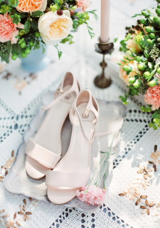 нюдовые свадебные туфли, декор WHITECAMELIA