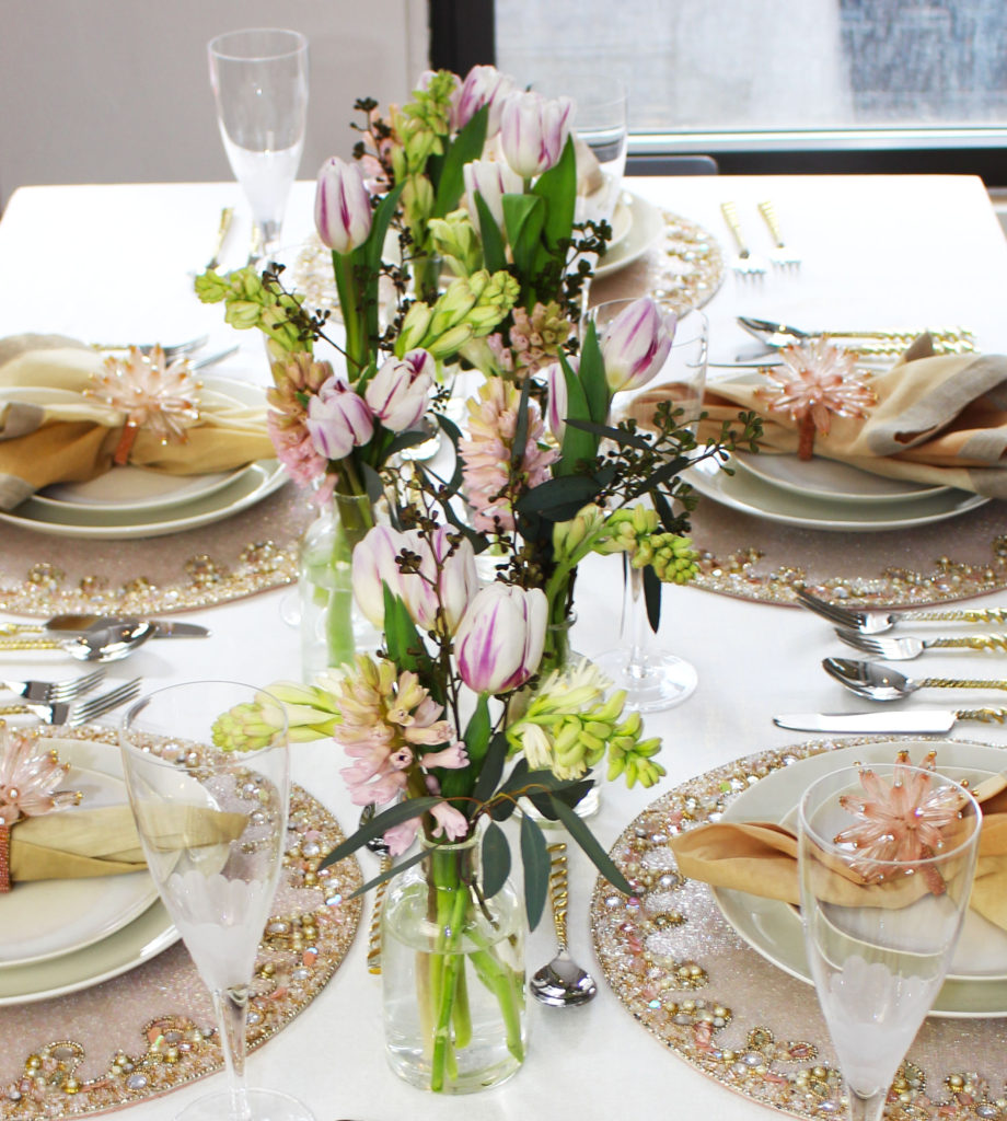 Сервировка в золотистых тонах