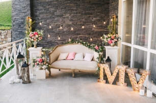 Фотозона с диваном