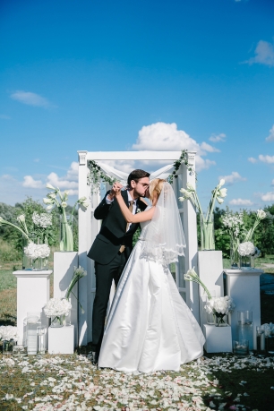 Церемония регистрации в белом цвете