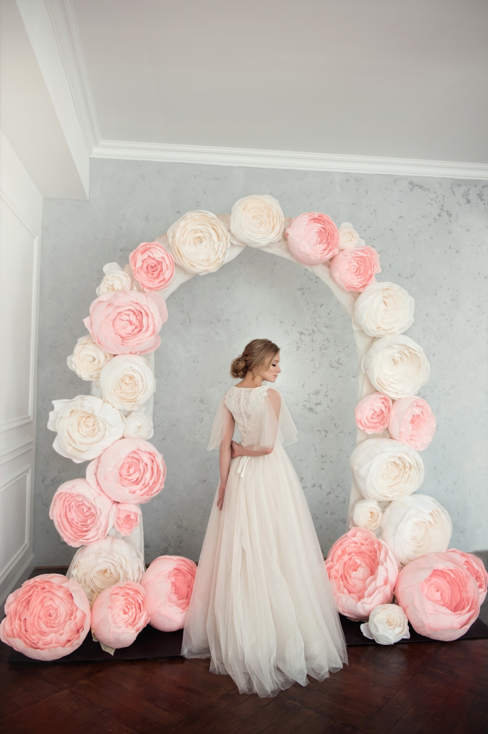 Свадебная арка из нежнейших пионов!
Цветы можно выполнить на заказ в той цветовой гамме, которая подходит именно для вашего торжества.
Высота арки 2,5 метра.
Доступна в аренду.