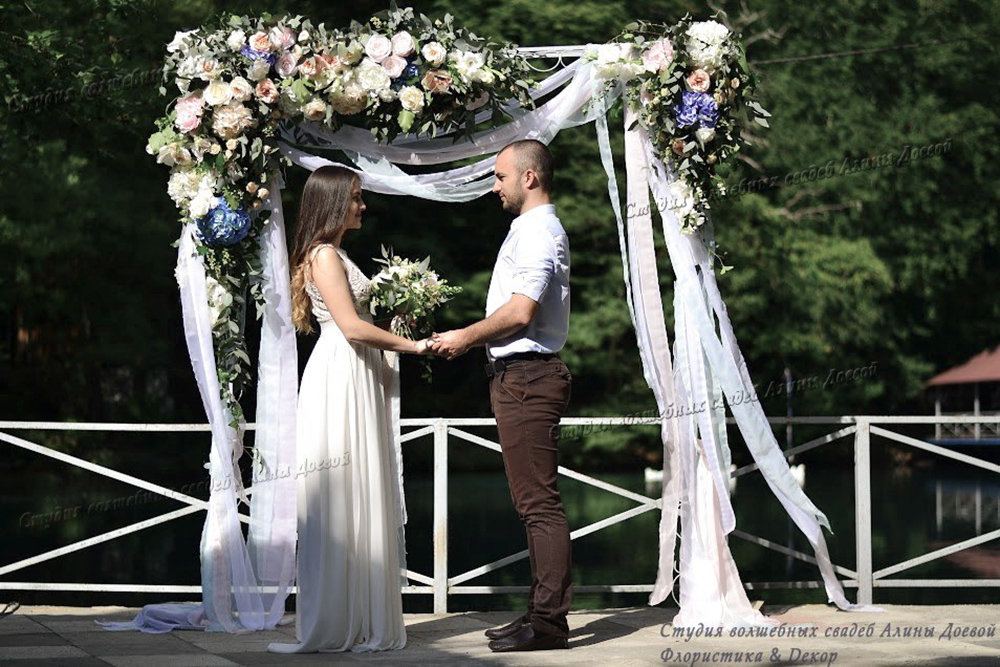 милая и романтичная свадьба в кругу самых близких в стиле шебби шик. Нежное и неспешное утро невесты, красивая церемония, фотосессия в прекрасном месте и в завершении дня свадебный ужин в кругу самых близких людей