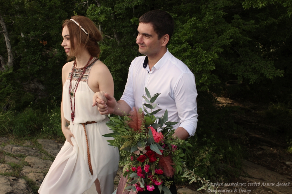 Свадьба для двоих в невероятно-красивом месте. До неба можно достать рукой, ветер играет в волосах, полная свобода и полет чувств. Что ещё нужно двум влюбленным сердцам? 