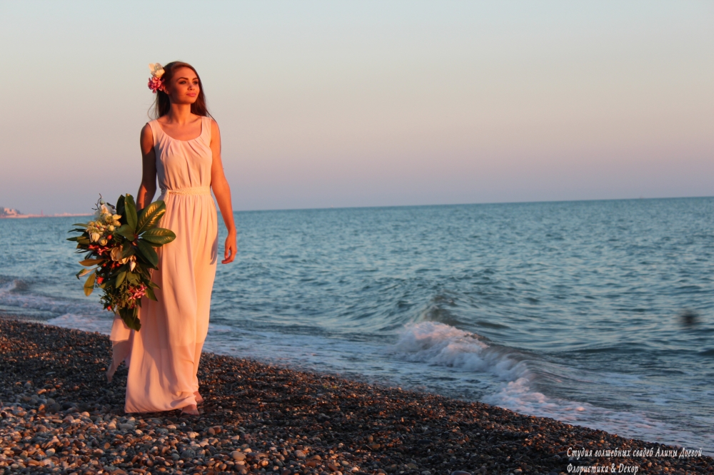 Тропическая и необычная свадебная церемония Алины и Дмитрия состоялась на закате, на морском берегу под шум прибоя. Морской бриз развивал волосы красавицы-невесты, а заходящее солнце окрасило торжество ребят красками романтики и любви.