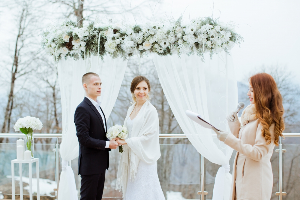 Зима не самое популярное время для свадеб и очень зря, ведь она словно невеста, одевается в белоснежный наряд и наполняет всё вокруг непередаваемым очарованием. Белоснежная свадьба Марии и Кости