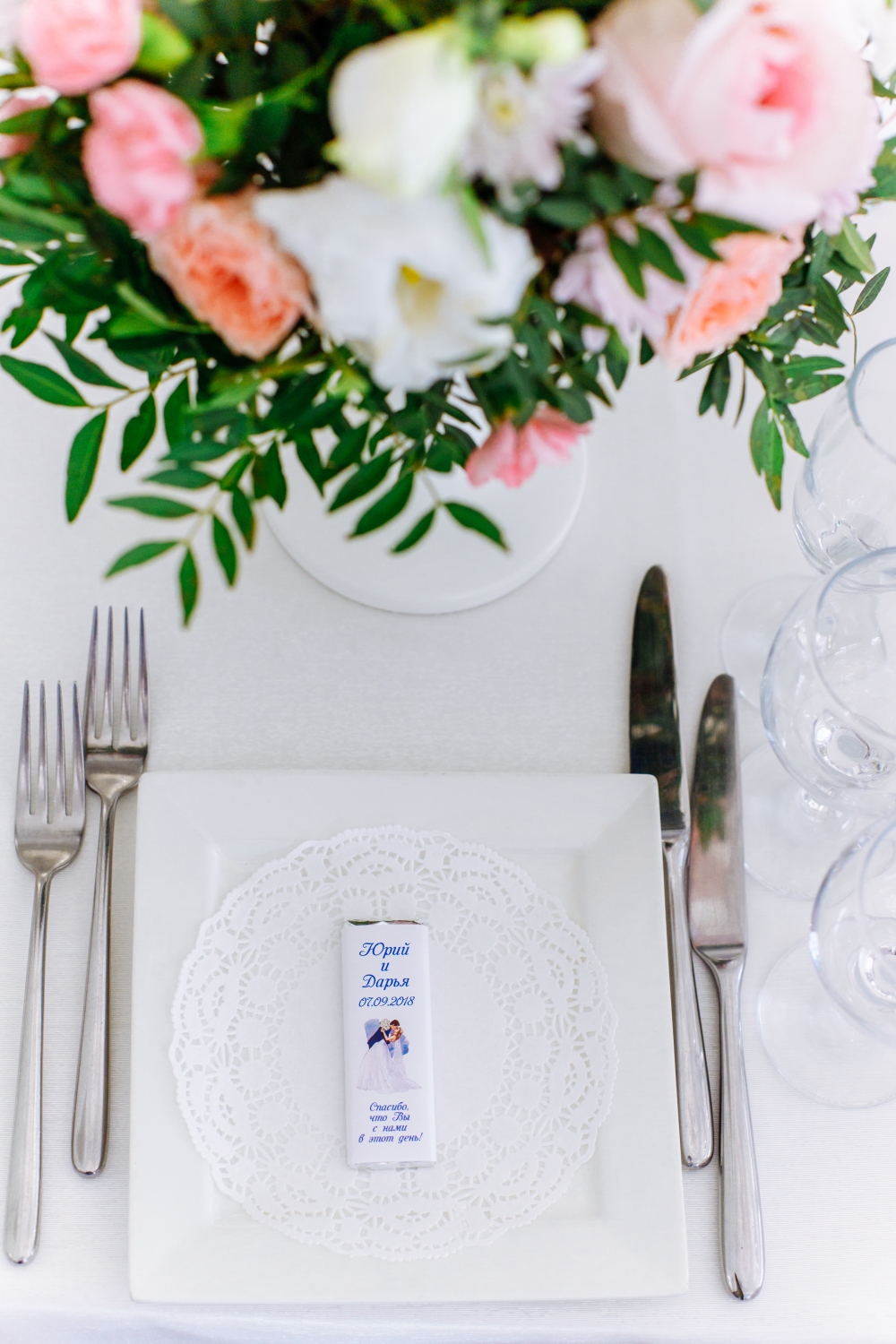 Нежная цветочная композиция на стол гостей и вкусный подарочек для них!