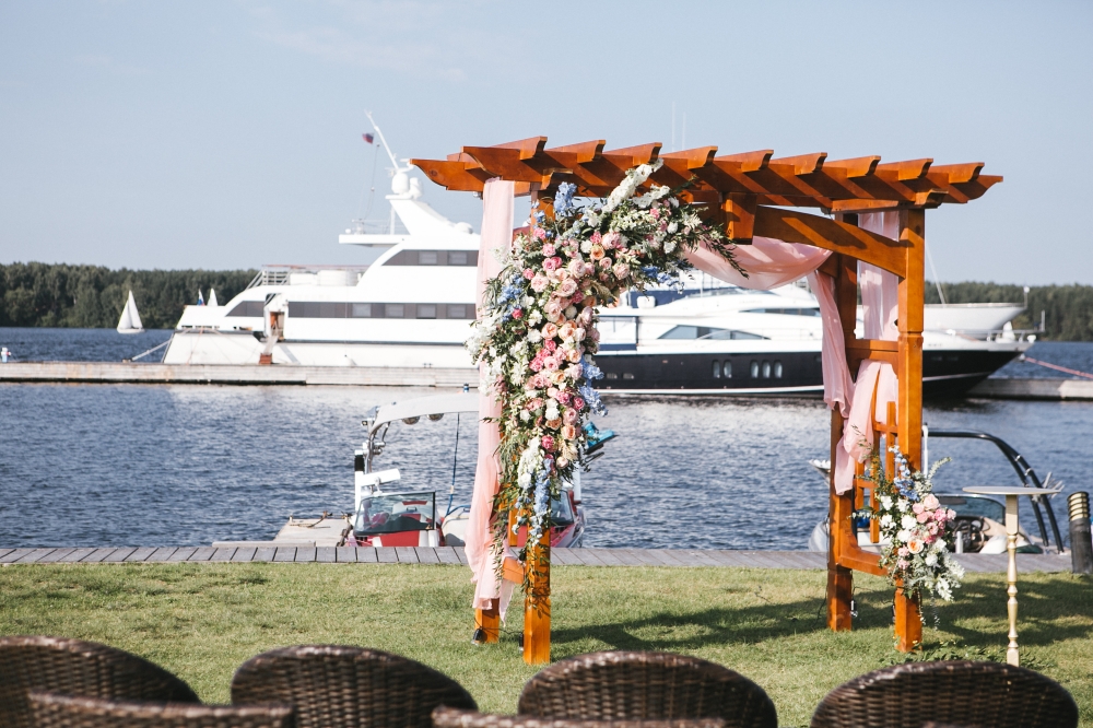 Свадьба в яхт-клубе в розово-голубой палитре