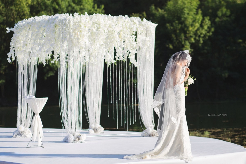 Белоснежная выездная церемония на озере Мангуп