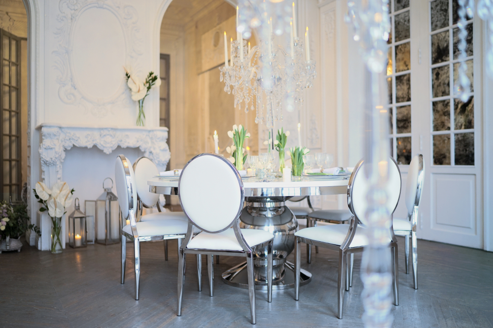 Готовый декор для роскошного свадебного торжества (стулья, столы, канделябры) в аренду на 1 сутки и более. Всю мебель можно предварительно осмотреть в компании Decor4Rent. Тщательный уход за мебелью позволяет обеспечить ее идеальное состояние.