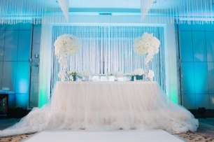 Белоснежно-зеркальное оформление президиума