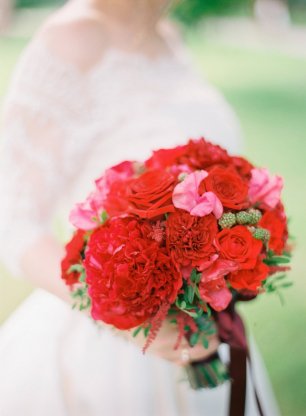 Красный букет невесты